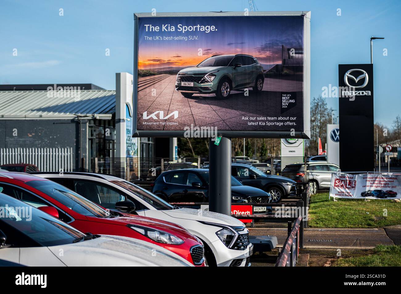 Cambridge, Regno Unito. 5 febbraio 2025. Le vetture vengono esposte all'esterno di una concessionaria. Secondo la Society of Motor Manufacturers and Traders (SMMT), la registrazione di nuovi veicoli elettrici a batteria (BEV) è aumentata fino a raggiungere una quota di mercato del 23,7%. Credito: SOPA Images Limited/Alamy Live News Foto Stock
