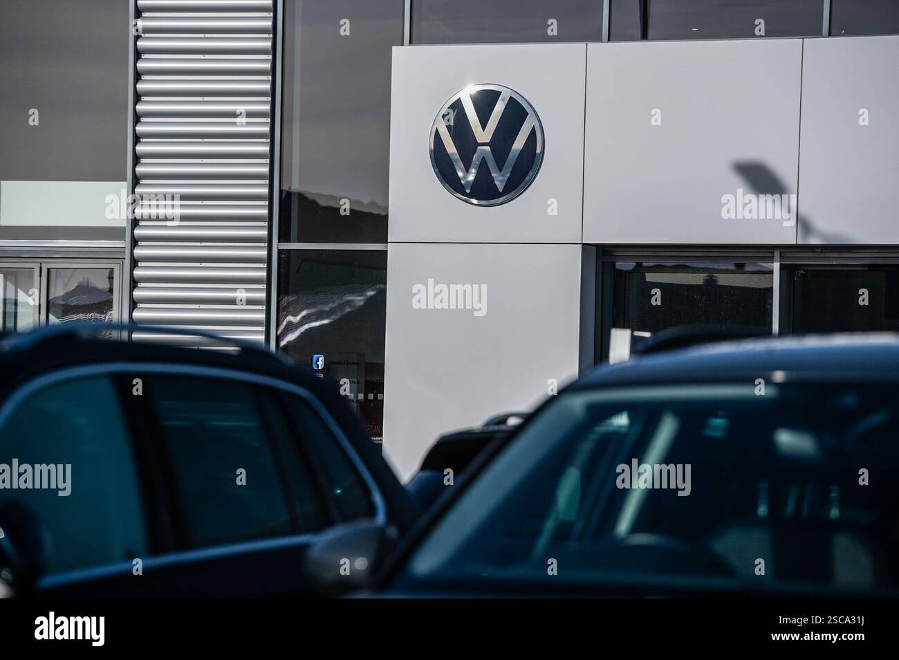 Cambridge, Regno Unito. 5 febbraio 2025. Il logo della casa automobilistica VW visto in una concessionaria di automobili a Cambridge. Secondo la Society of Motor Manufacturers and Traders (SMMT), la registrazione di nuovi veicoli elettrici a batteria (BEV) è aumentata fino a raggiungere una quota di mercato del 23,7%. Credito: SOPA Images Limited/Alamy Live News Foto Stock