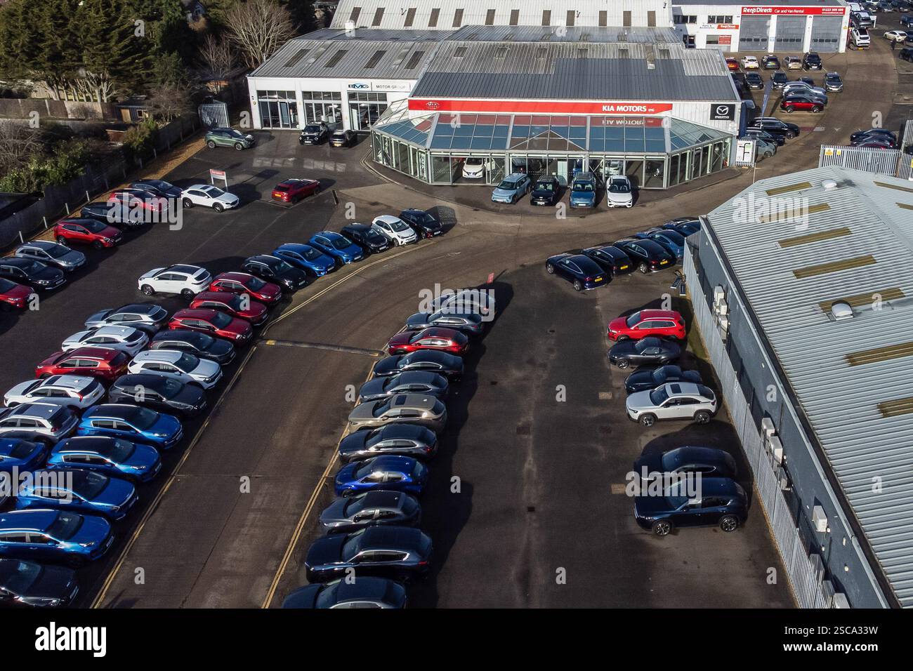 Cambridge, Regno Unito. 5 febbraio 2025. Vista aerea di una concessionaria di auto a Cambridge. Secondo la Society of Motor Manufacturers and Traders (SMMT), la registrazione di nuovi veicoli elettrici a batteria (BEV) è aumentata fino a raggiungere una quota di mercato del 23,7%. Credito: SOPA Images Limited/Alamy Live News Foto Stock