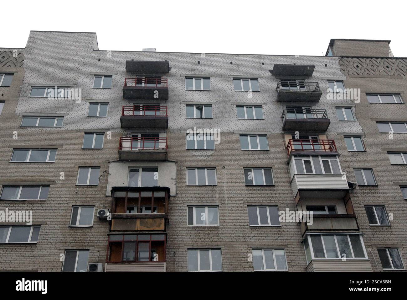 DNIPRO, UCRAINA - 5 FEBBRAIO 2025 - Un edificio a più piani danneggiato dai bombardamenti russi è attualmente sottoposto a restauro da parte del primo battaglione di costruzione femminile ucraino, Dnipro, Ucraina orientale (foto di Mykola Miakshykov/Ukrinform) Foto Stock
