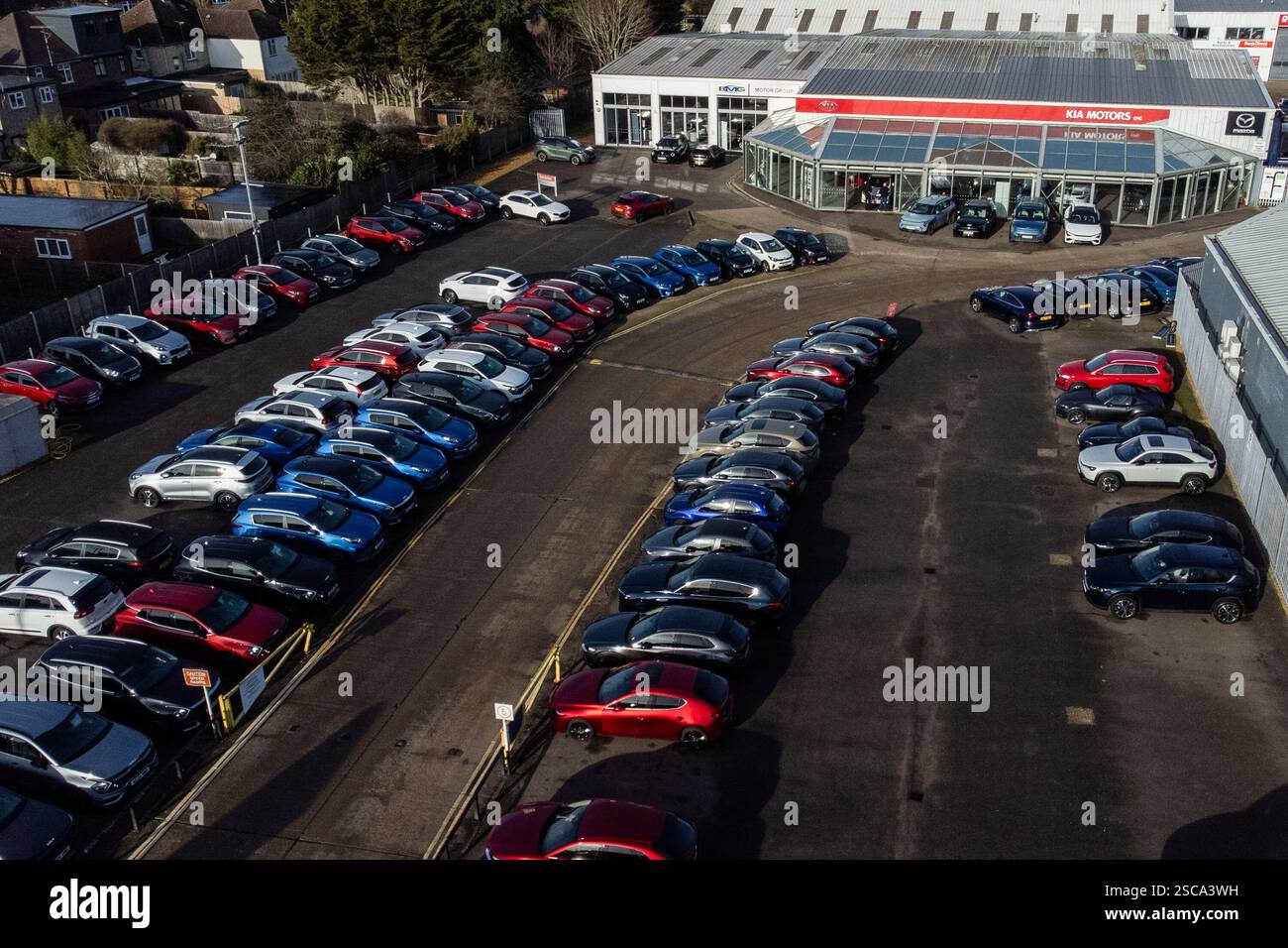 Vista aerea di una concessionaria di auto a Cambridge. Secondo la Society of Motor Manufacturers and Traders (SMMT), la registrazione di nuovi veicoli elettrici a batteria (BEV) è aumentata fino a raggiungere una quota di mercato del 23,7%. (Foto di David Tramontan / SOPA Images/Sipa USA) Foto Stock