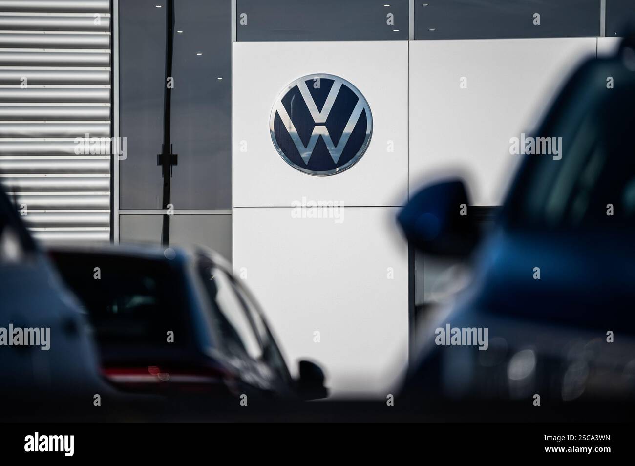 Il logo della casa automobilistica VW visto in una concessionaria di automobili a Cambridge. Secondo la Society of Motor Manufacturers and Traders (SMMT), la registrazione di nuovi veicoli elettrici a batteria (BEV) è aumentata fino a raggiungere una quota di mercato del 23,7%. (Foto di David Tramontan / SOPA Images/Sipa USA) Foto Stock