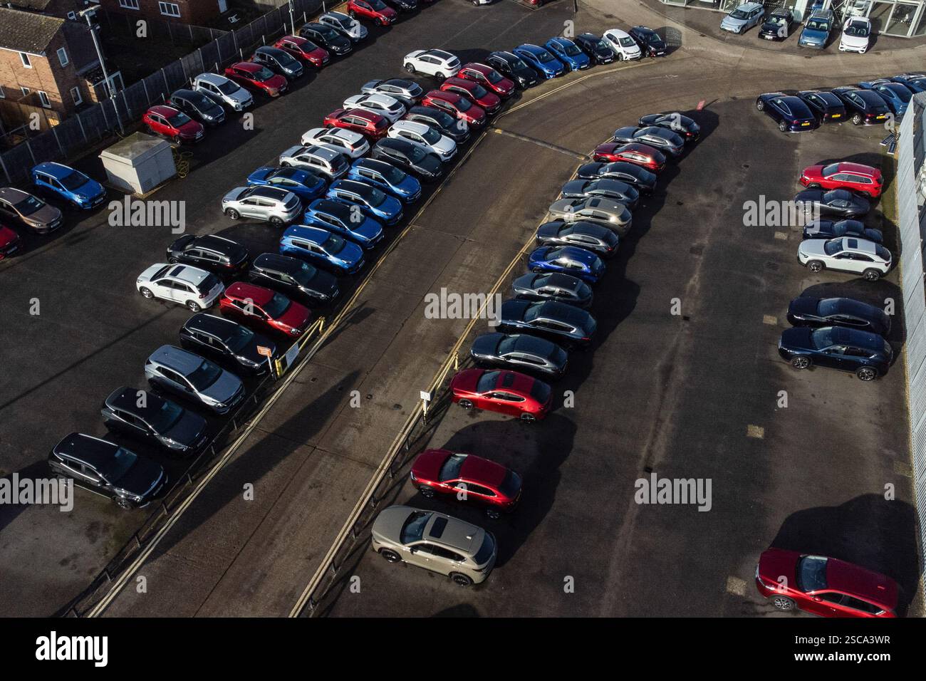 Vista aerea di una concessionaria di auto a Cambridge. Secondo la Society of Motor Manufacturers and Traders (SMMT), la registrazione di nuovi veicoli elettrici a batteria (BEV) è aumentata fino a raggiungere una quota di mercato del 23,7%. (Foto di David Tramontan / SOPA Images/Sipa USA) Foto Stock