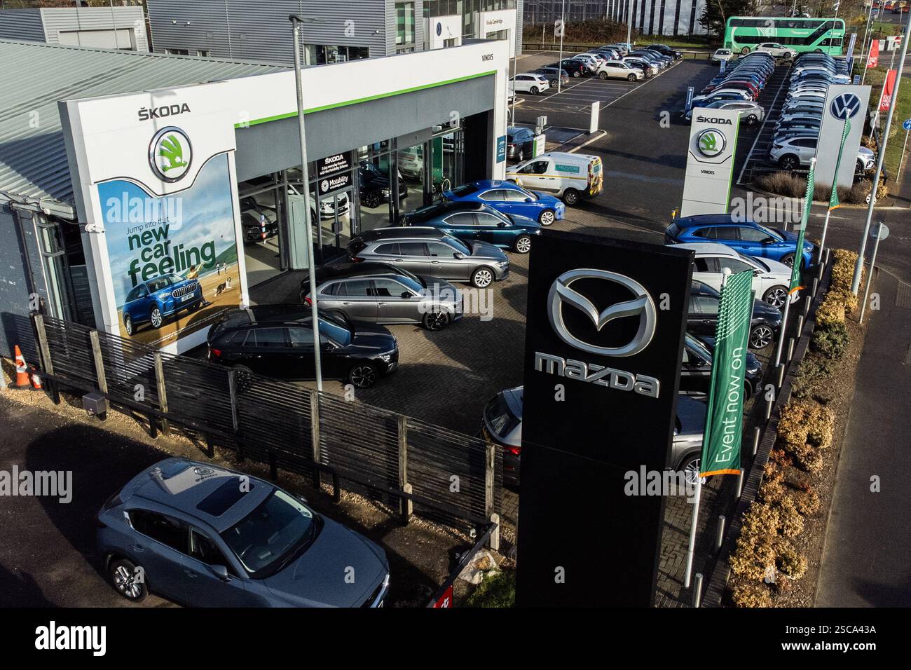 Cambridge, Regno Unito. 5 febbraio 2025. Vista aerea di una concessionaria di auto a Cambridge. Secondo la Society of Motor Manufacturers and Traders (SMMT), la registrazione di nuovi veicoli elettrici a batteria (BEV) è aumentata fino a raggiungere una quota di mercato del 23,7%. (Foto di David Tramontan/SOPA Images/Sipa USA) credito: SIPA USA/Alamy Live News Foto Stock