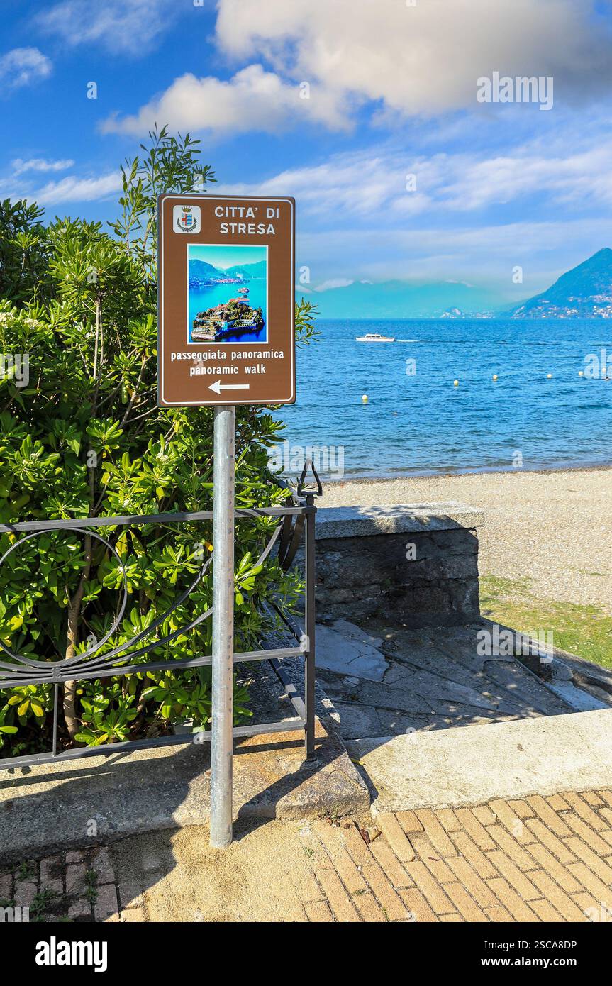 Un cartello con le indicazioni per la passeggiata panoramica a Stresa, Lago maggiore, Italia Foto Stock