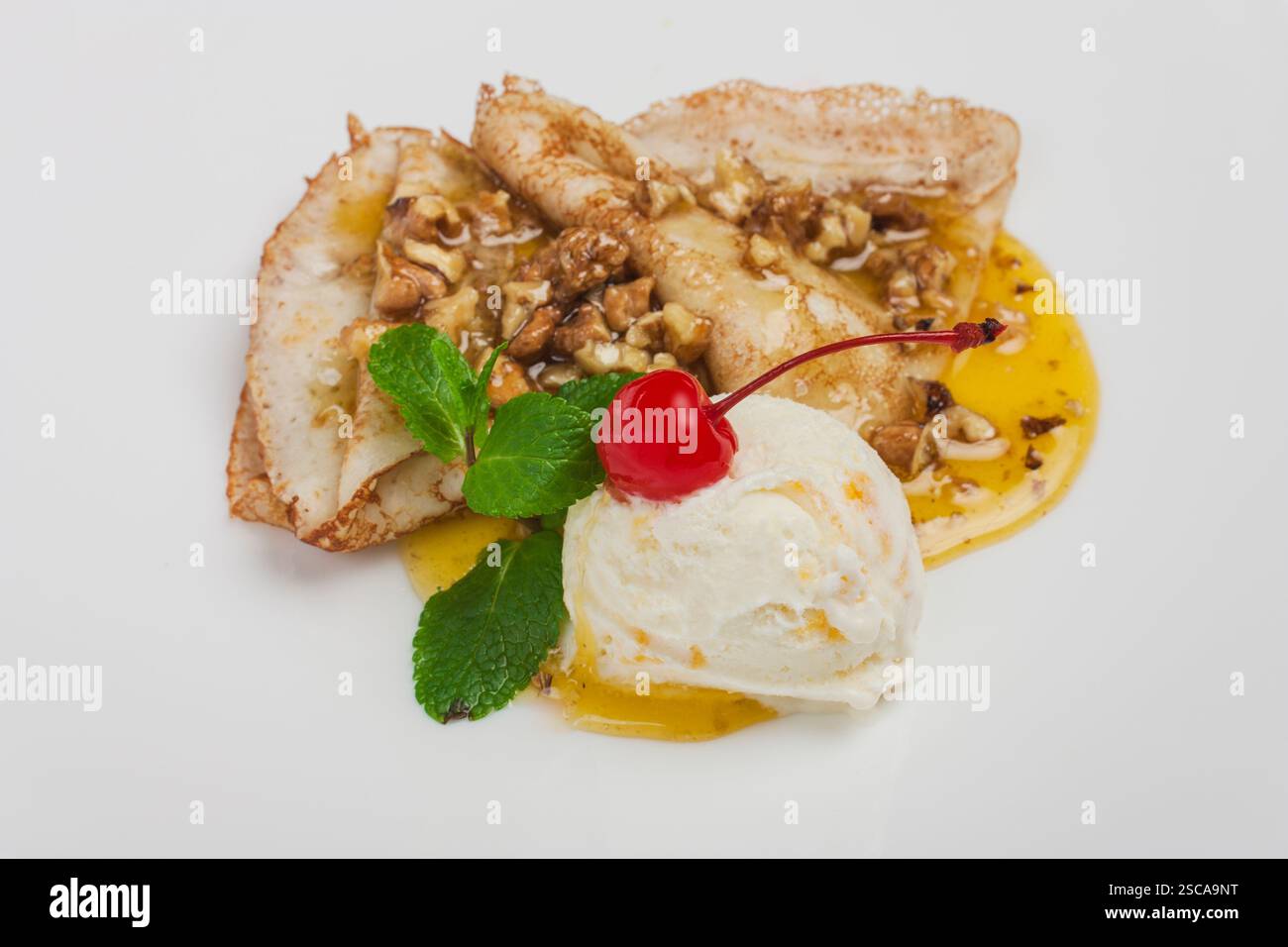 Ice-cream frittelle con miele, menta e ciliegia Foto Stock