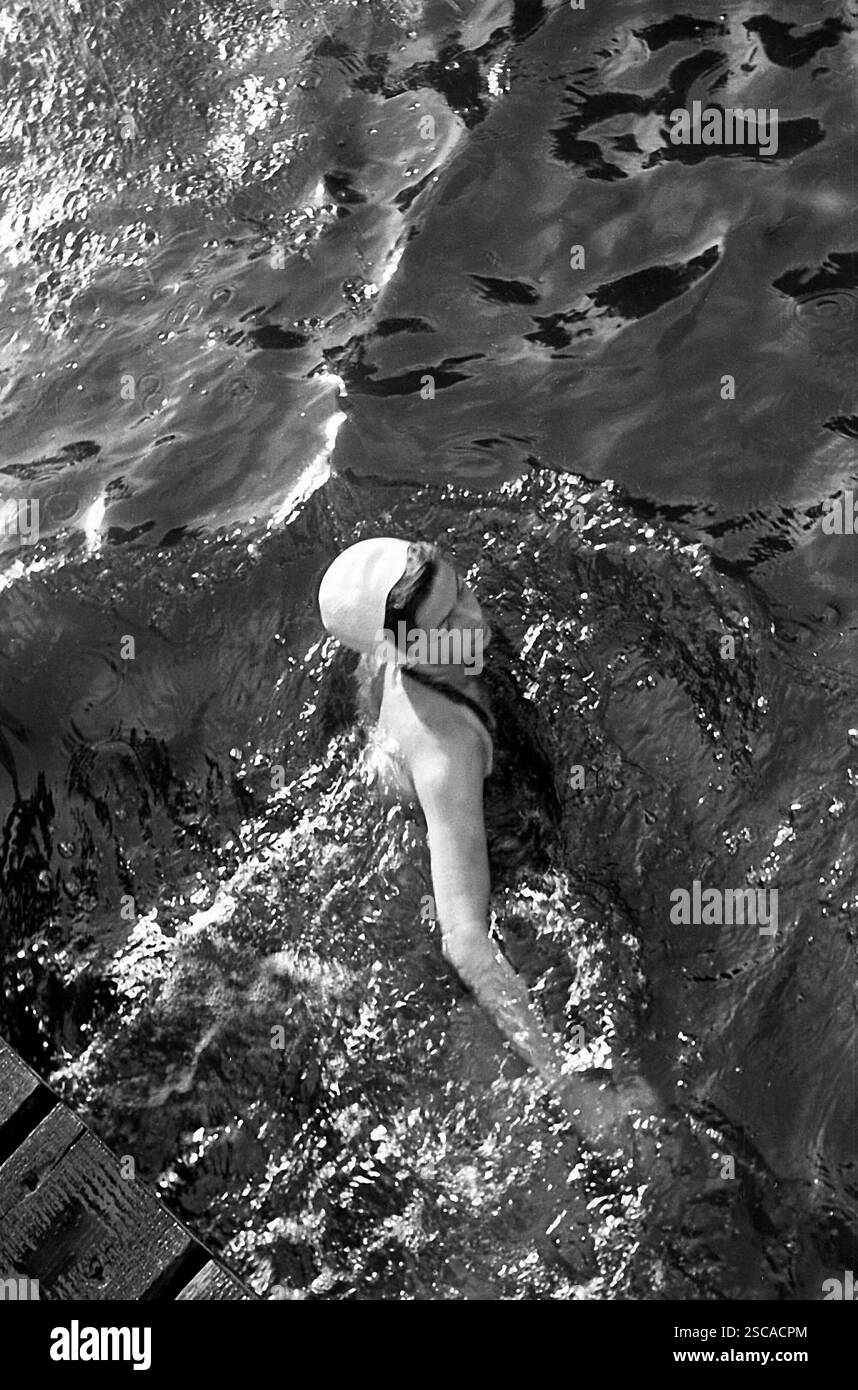 Una giovane donna con cuffia da bagno presso lo stabilimento balneare Lichtborn Sprea di Fürstenwalde. [traduzione automatica] Foto Stock