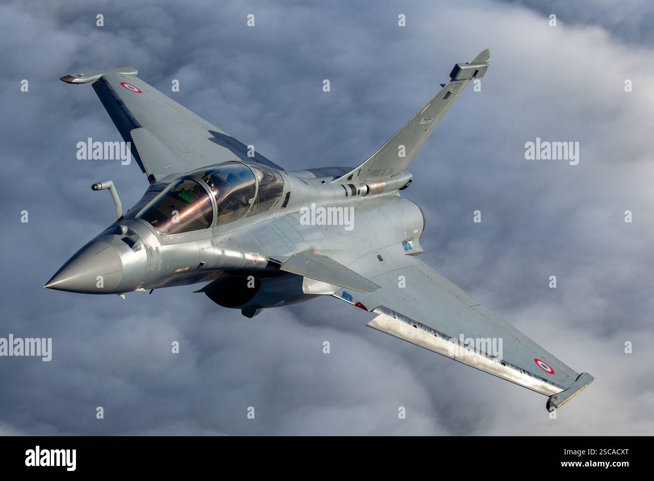 Un Dassault Rafale dell'aeronautica militare francese in volo durante un servizio fotografico aria-aria. Il Rafale è un caccia multiruolo alimentato da due motori turbofan Snecma M88, utilizzato per una varietà di missioni, tra cui la superiorità aerea e l'attacco al suolo. Foto Stock