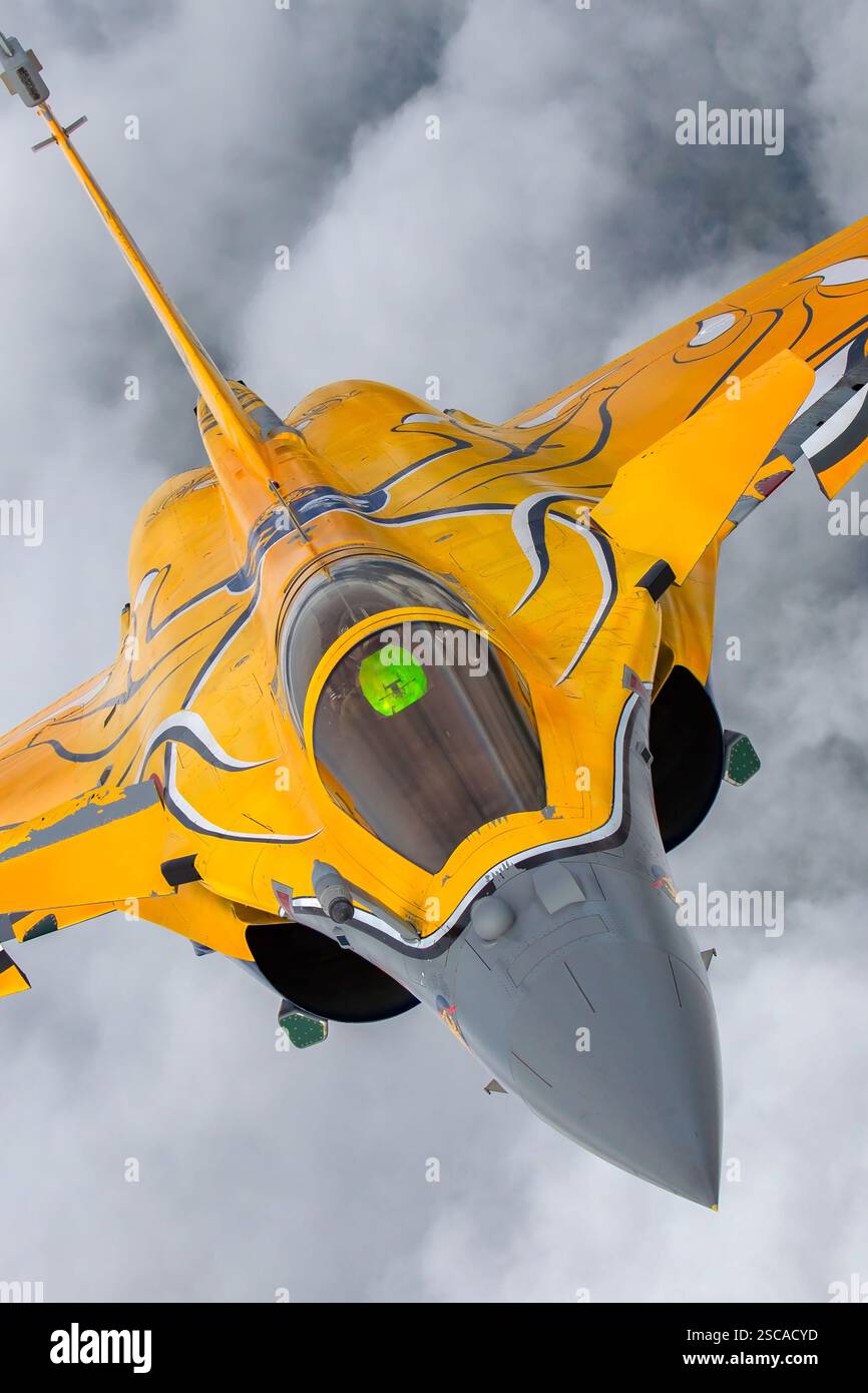 Un Dassault Rafale dell'aeronautica militare francese che conduce manovre ad alta velocità durante un servizio fotografico aria-aria. Il Rafale è un caccia multiruolo di fabbricazione francese, alimentato da due motori Snecma M88, utilizzati in vari ruoli di combattimento. Foto Stock