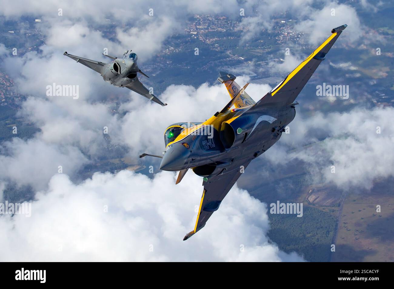 Un jet Dassault Rafale dell'aeronautica militare francese in azione durante un servizio fotografico aria-aria. La Rafale è nota per la sua versatilità nel combattimento multiruolo, alimentata da due motori turbofan Snecma M88. Foto Stock