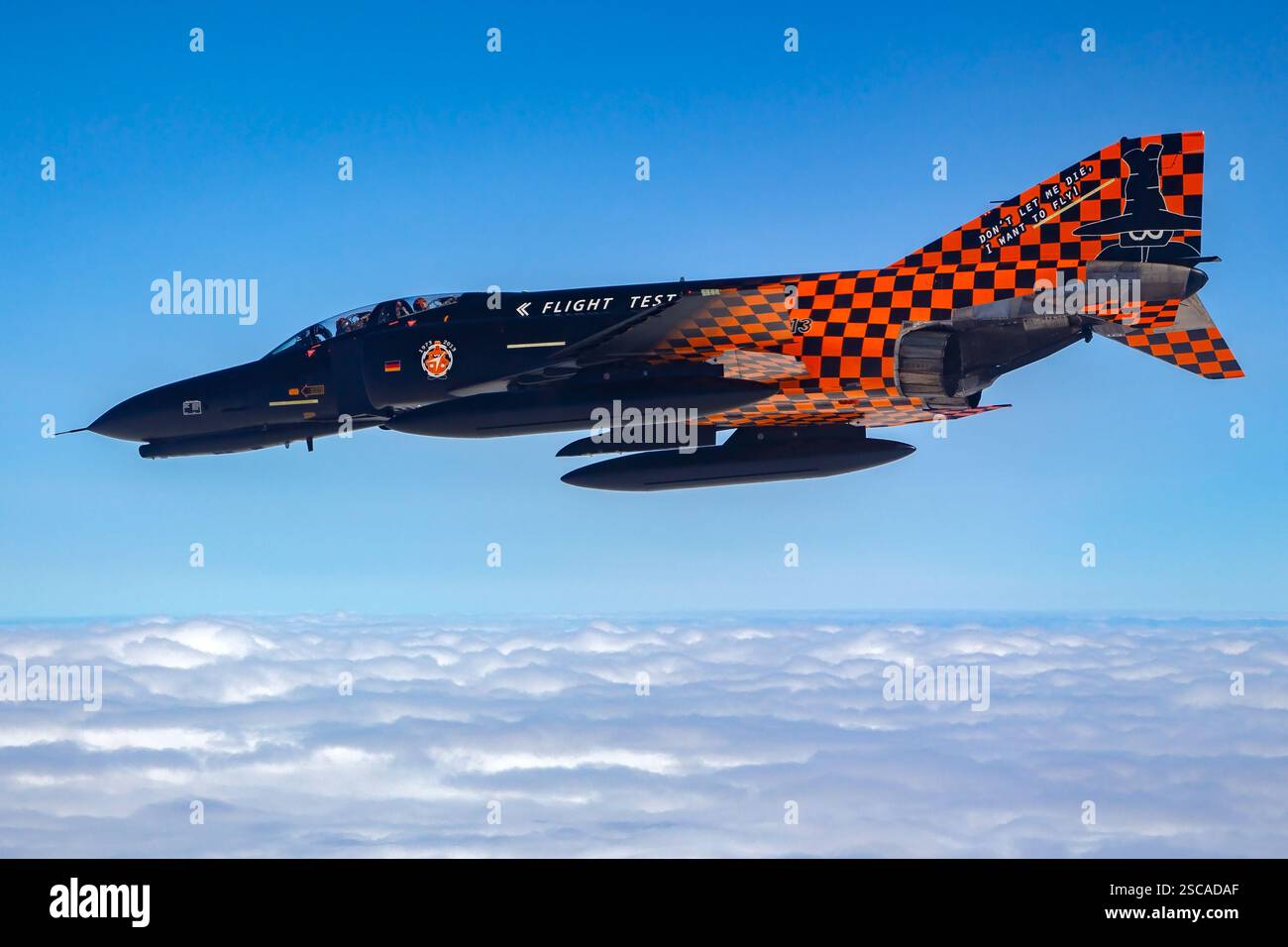 Un McDonnell Douglas F-4 Phantom II dell'aeronautica militare tedesca che vola da solo durante un servizio fotografico aria-aria. Il Phantom II è stato ampiamente utilizzato in combattimento aereo, ricognizione e bombardamento tattico. Foto Stock
