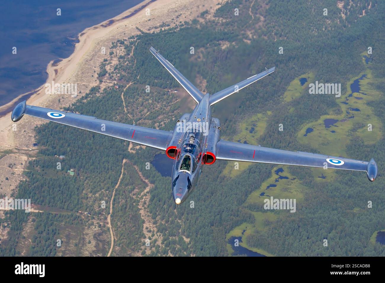 Un Fouga Magister in volo durante un servizio fotografico aria-aria. Il Fouga Magister è un aereo da addestramento a getto bimotore francese, alimentato da due motori turbofan SNECMA Atar 101, ed è stato utilizzato da varie forze aeree in tutto il mondo per scopi di addestramento. Foto Stock