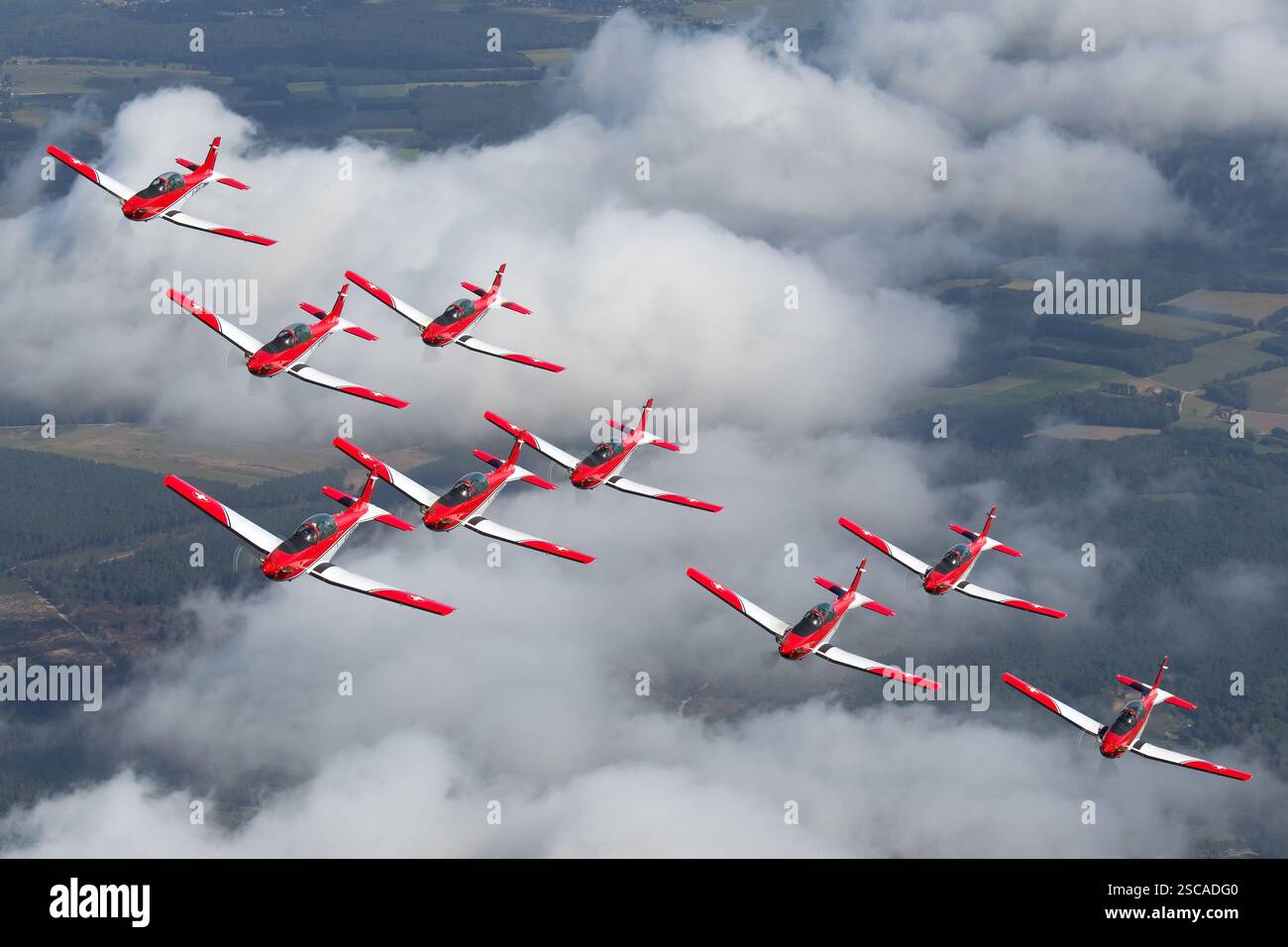 Il team PC-7 dell'Aeronautica militare svizzera esegue manovre acrobatiche con il suo aereo Pilatus PC-7 Turbo Trainer. Il PC-7 è un velivolo turboelica monomotore ad ala bassa, ideale per l'addestramento al volo avanzato. Foto Stock