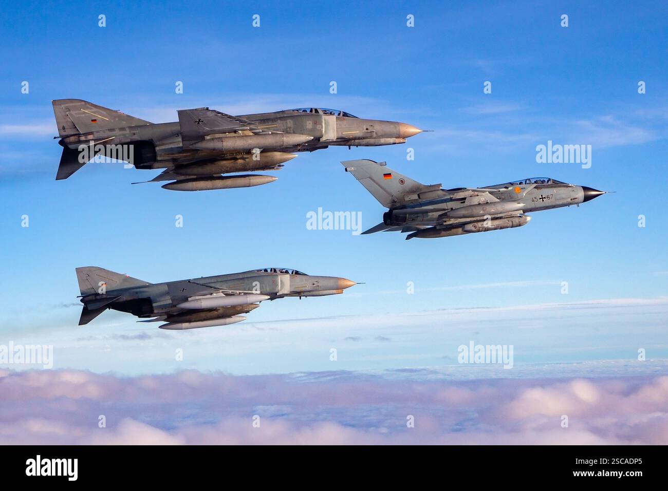 Una formazione dell'aeronautica militare tedesca di F-4 Phantom e Panavia Tornado, catturati in un servizio fotografico aria-aria, che mostra tattiche aeree militari. Foto Stock
