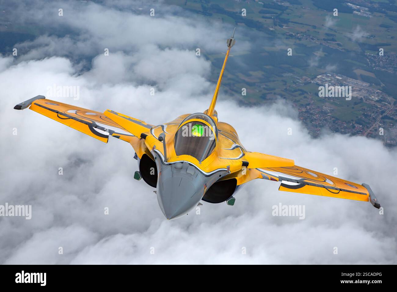 Un Dassault Rafale dell'aeronautica militare francese che esegue manovre aeree durante un servizio fotografico aria-aria. Il Rafale è un versatile velivolo da combattimento multiruolo alimentato da due motori turbofan Snecma M88. Foto Stock
