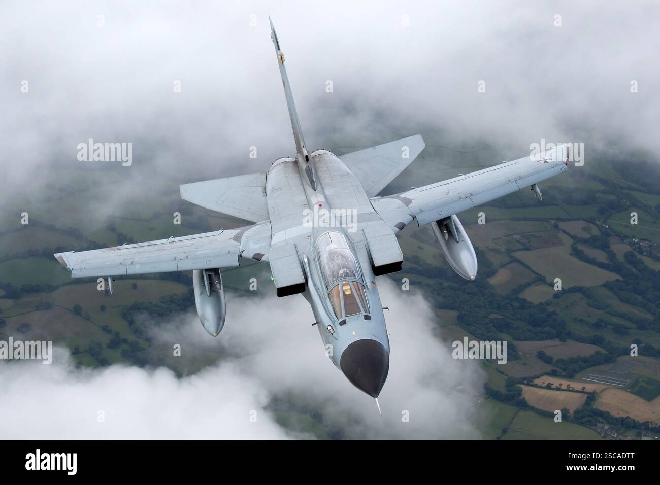 Tornado dell'Aeronautica militare tedesca esegue manovre ad alta velocità, evidenziando le sue capacità per missioni d'attacco e ricognizione aerea. Alimentato da due motori RB199. Foto Stock