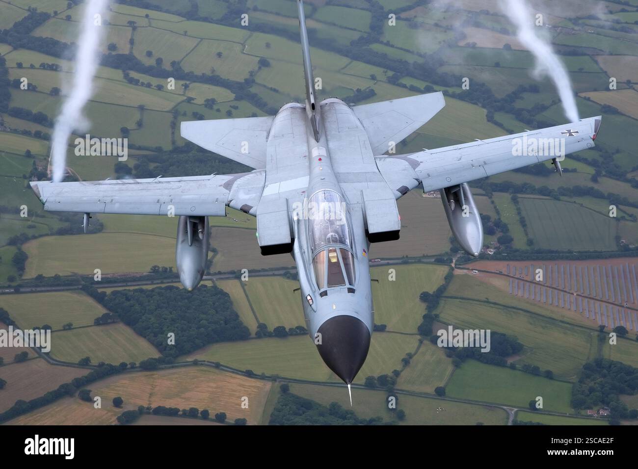 Tornado dell'Aeronautica militare tedesca che vola a bassa quota, mettendo in evidenza le sue ali variabili e i motori RB199. Questo aereo multiruolo è utilizzato per missioni d'attacco, ricognizione e combattimento aereo. Foto Stock