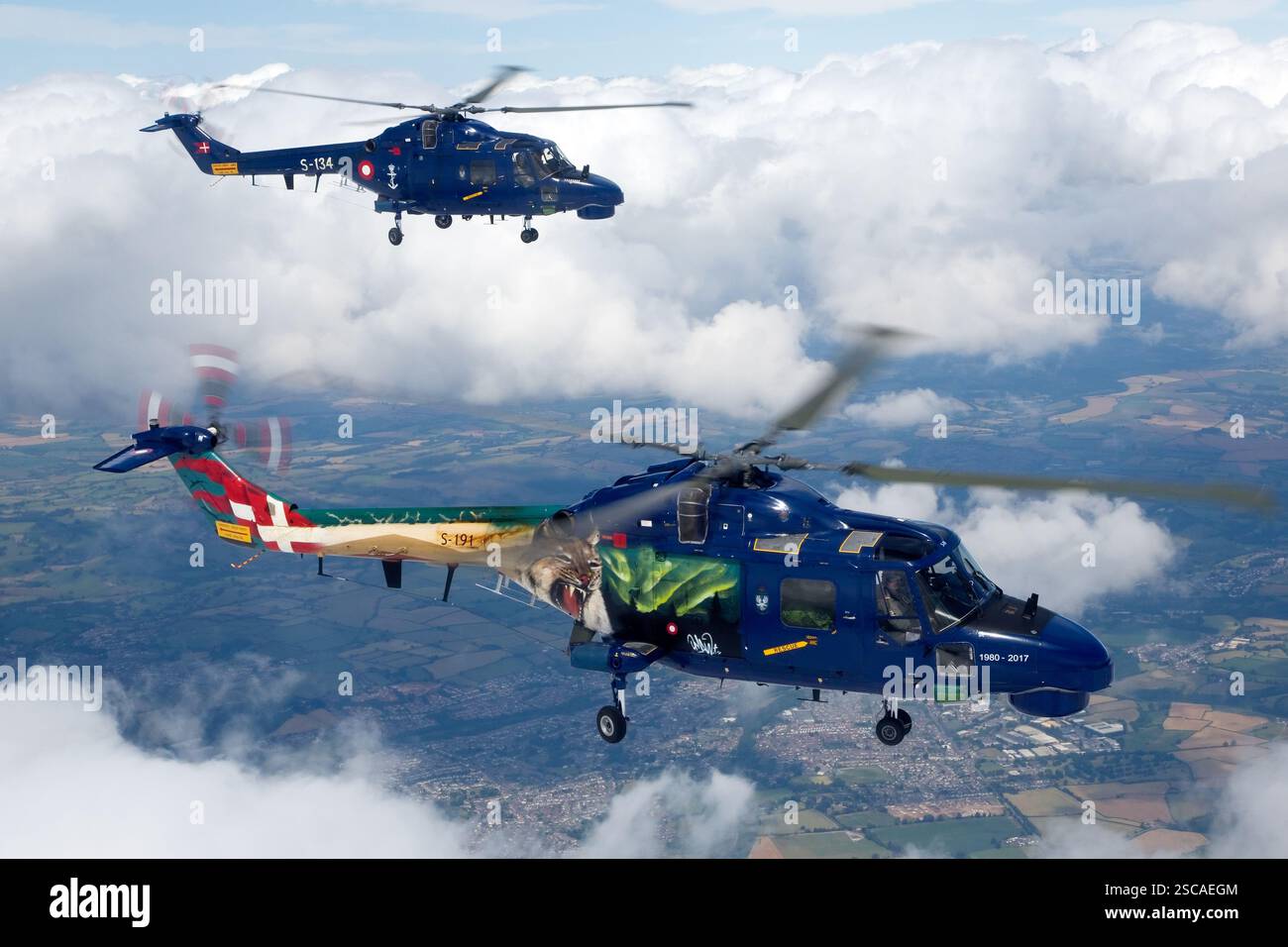 L'aeronautica danese Westland Lynx esegue una manovra di volo durante un servizio fotografico aria-aria. Il Lynx è noto per la sua versatilità, svolgendo una varietà di ruoli, dalla guerra anti-superficie alla consegna di aiuti umanitari. Foto Stock