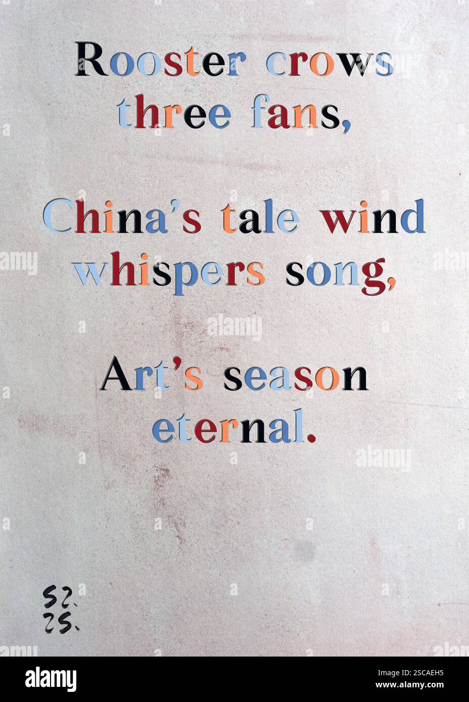 Rooster Crows Three fans, il racconto cinese sussurra la canzone, Art's season Eternal. Dorian Sild's Silver Writers' Guild. Arte di Zsuzsa Szikra. Poetry Art Print, Triplumes è una forma poetica unica ispirata al tradizionale haiku, composta da tre righe che catturano momenti di chiarezza, emozione e approfondimento. Nella nostra collezione abbracciamo la libertà del linguaggio, dove la fusione delle parole e la rimozione dei trattini è più di una scelta stilistica: È un modo per trasmettere unità e vicinanza tra le idee, creando un'espressione fluida e compatta che risuona con i ritmi della vita moderna. Foto Stock