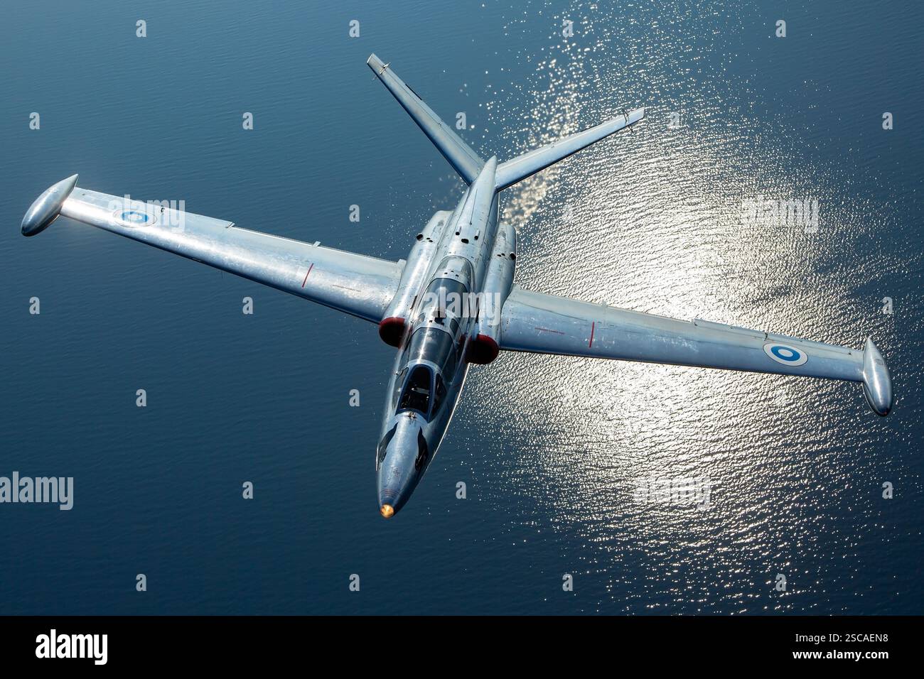 Il Fouga Magister, un addestratore francese a getto bimotore, in volo durante un servizio fotografico aria-aria. L'aereo è alimentato da due motori turbofan SNECMA Atar 101 ed è stato utilizzato da varie forze aeree in tutto il mondo per addestramento e scopi aerobici. Foto Stock