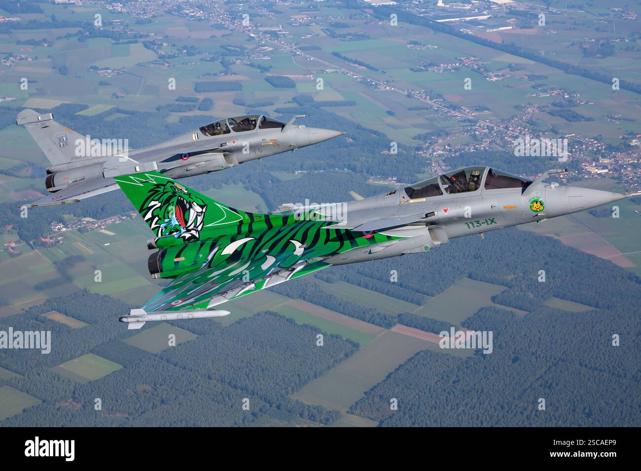 L'aeronautica militare francese Dassault Rafale è in volo durante un servizio fotografico aria-aria. Il Rafale è un caccia multiruolo francese alimentato da un motore turbofan Snecma M88-2, utilizzato per la superiorità aerea, l'attacco al suolo e la deterrenza nucleare. Foto Stock
