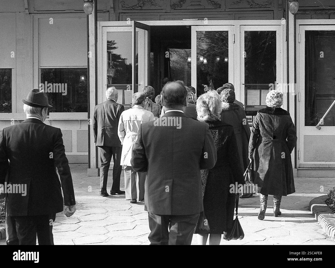 Francese e Tedesco la politica locale sulla strada per un evento all'interno della Brasserie al Bois de Vincennes a Parigi. Foto Stock