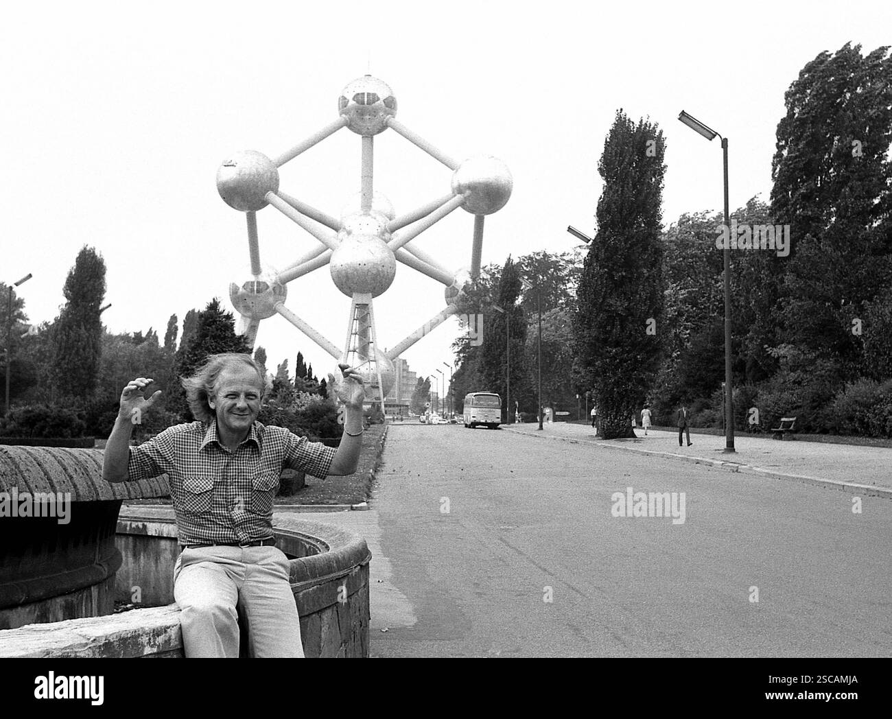 Atomium di Bruxelles e di fronte un uomo di raggiungere per le sfere. Foto Stock