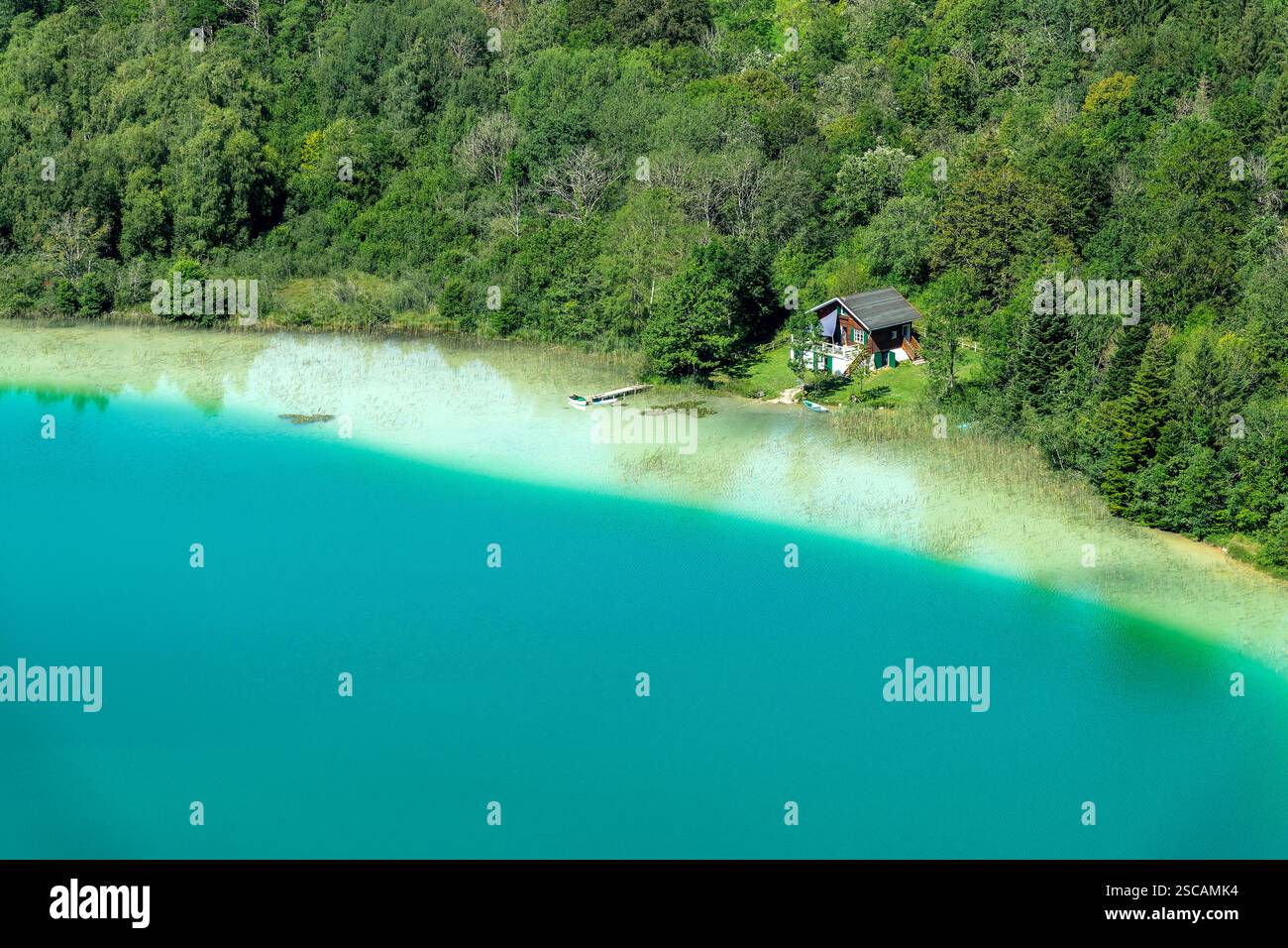 Cabina solitaria presso un lago nel Giura, appartata casa sul lago sulla riva, vista dal Belvedere des Quatres Lacs (punto panoramico dei quattro laghi), Francia Foto Stock