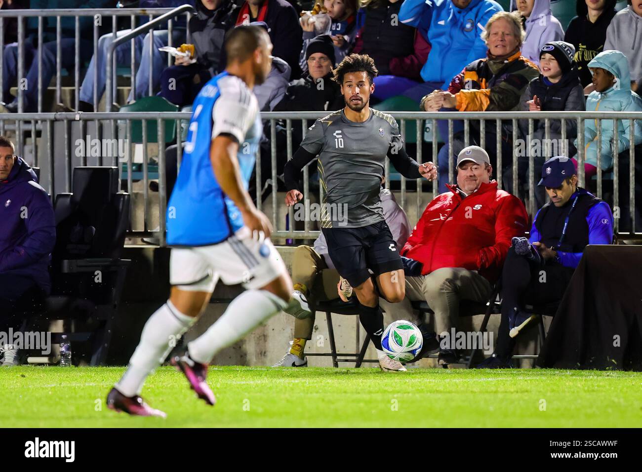 Cary, Carolina del Nord, Stati Uniti. 5 febbraio 2025. Il centrocampista del North Carolina FC JADEN SERVANIA (10) sposta la palla nella prima metà dell'amichevole tra la (MSL) Charlotte FC e la North Carolina FC al WakeMed Soccer Park di Cary, Carolina del Nord, il 5 febbraio 2025. Il North Carolina FC ha vinto 1 - 0. (Credit Image: © Israel anta via ZUMA Press Wire) SOLO USO EDITORIALE! Non per USO commerciale! Foto Stock