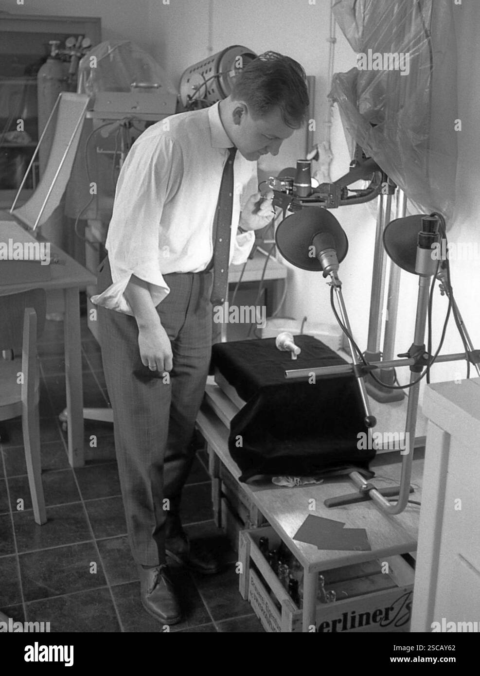 Fotografo in uno studio di Berlino, 1965. [traduzione automatica] Foto Stock