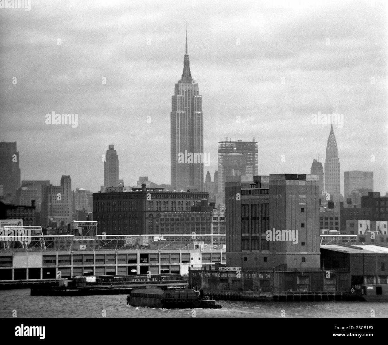 Skyline di New York. In primo piano il fiume Hudson. L' Empire State Building è al centro dell'immagine. Foto Stock