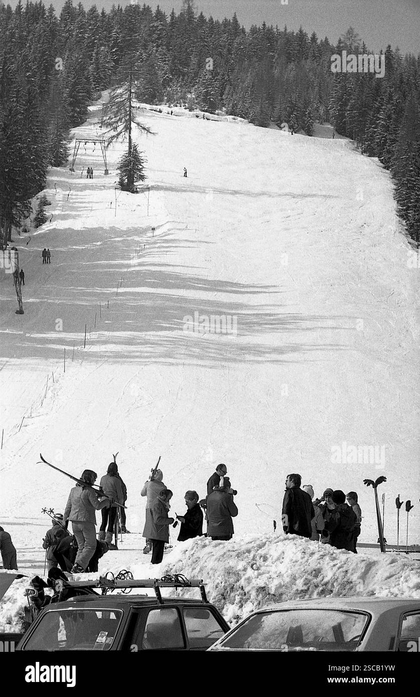 Vista sul pendio del Kulmberg a Ramsau. Alla fine della pista ci sono persone e auto parcheggiate. [traduzione automatica] Foto Stock