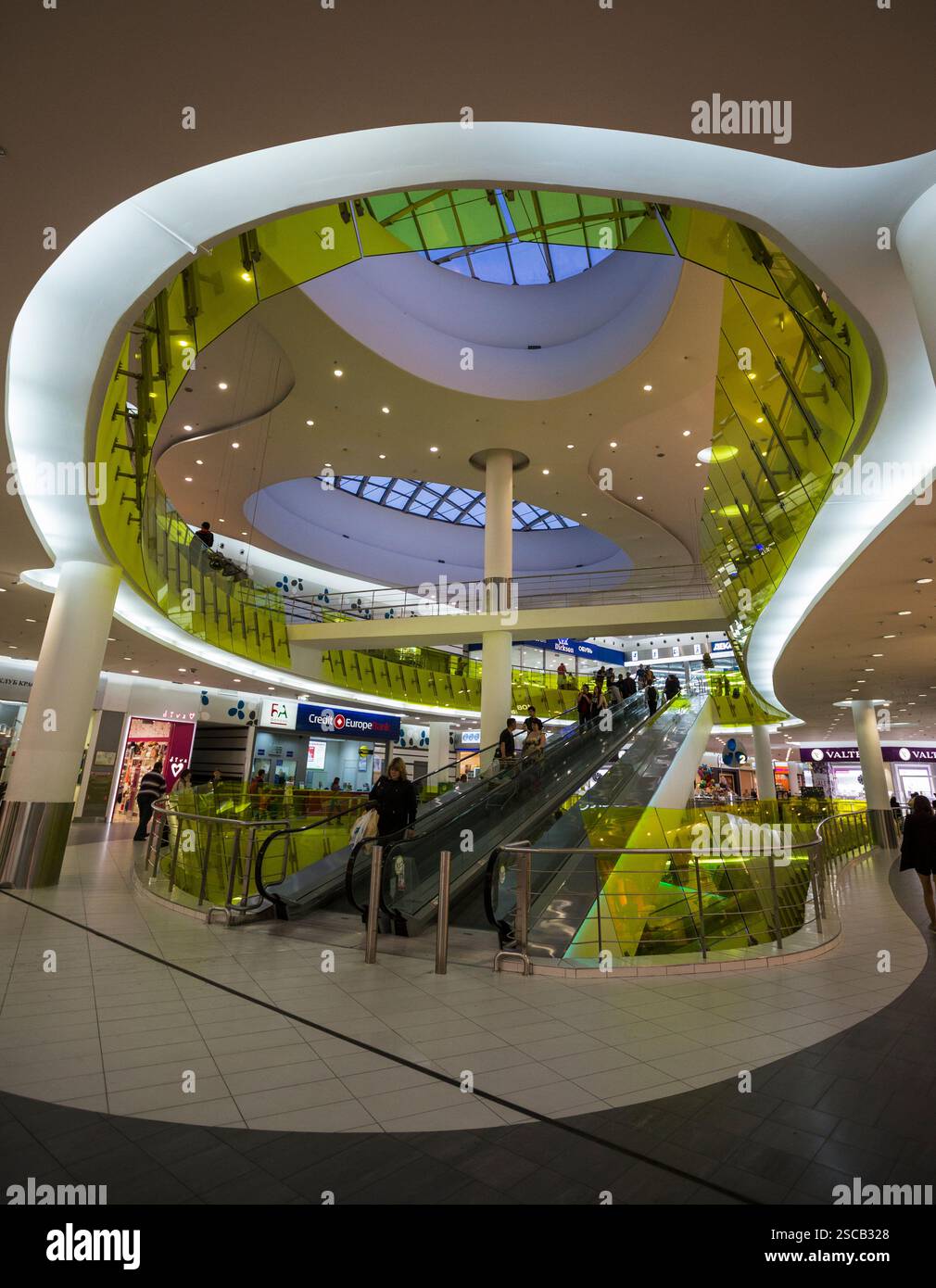 MOSCA. 8 MAGGIO 2016: Persone nel supermercato Ashan Troyka, Mosca, Russia. Ashan è uno dei principali gruppi di distribuzione del mondo con una presenza in 12 Foto Stock