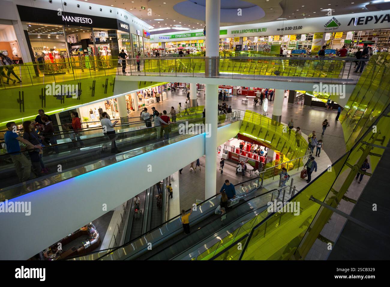 MOSCA. 8 MAGGIO 2016: Persone nel supermercato Ashan Troyka, Mosca, Russia. Ashan è uno dei principali gruppi di distribuzione del mondo con una presenza in 12 Foto Stock