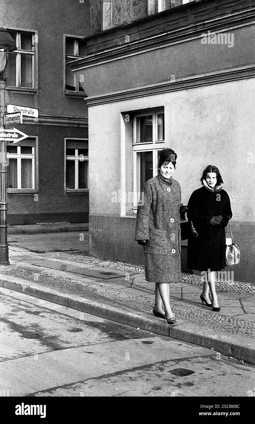 Inner-German-Permit-Meeting in East-Berlin. La figura mostra le donne alla traversata Steinstrasse Gormannstrasse. Foto Stock