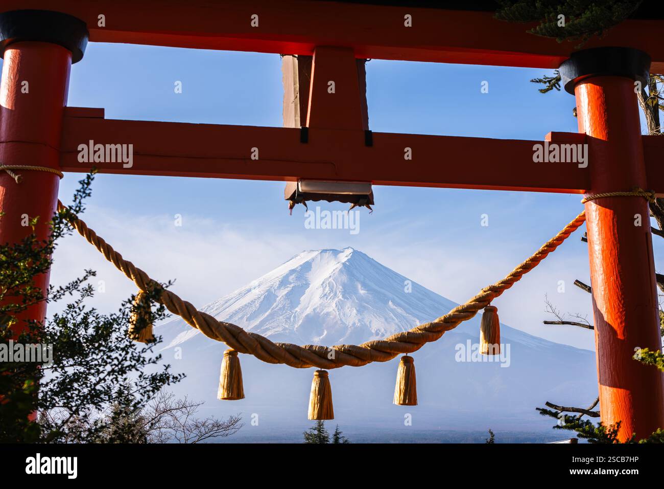 Il monte Fuji visto attraverso un cancello torii Foto Stock