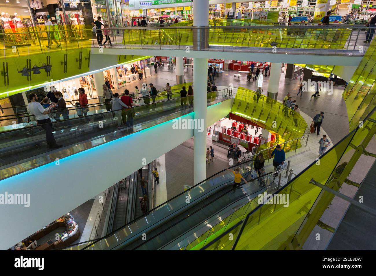 MOSCA. 8 MAGGIO 2016: Persone nel supermercato Ashan Troyka, Mosca, Russia. Ashan è uno dei principali gruppi di distribuzione del mondo con una presenza in 12 Foto Stock