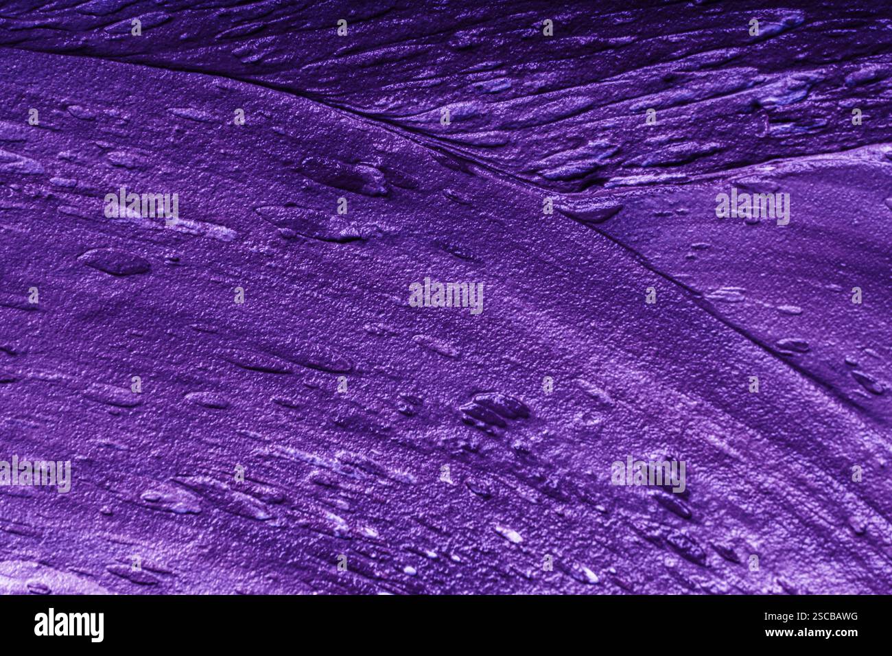 Sfondo astratto con consistenza porpora in intonaco. Sfondo senza cuciture con grandi tratti di pennello. Trama stilizzata ruvida con spazio per il testo. Alta qualità Foto Stock