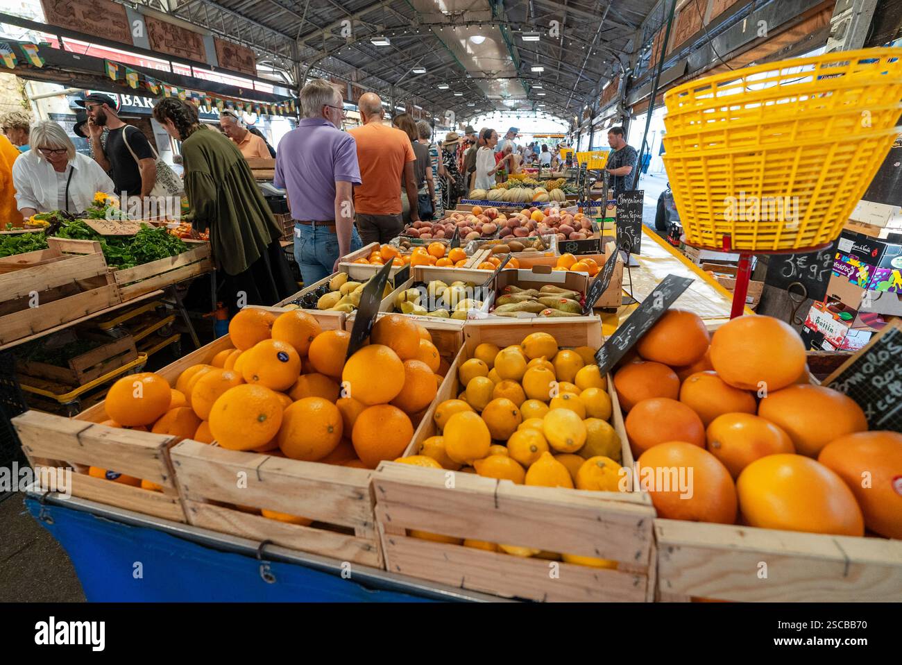 Antibes, Francia - 21.09.2024: Marche provenzale ad Antibes, Francia Foto Stock