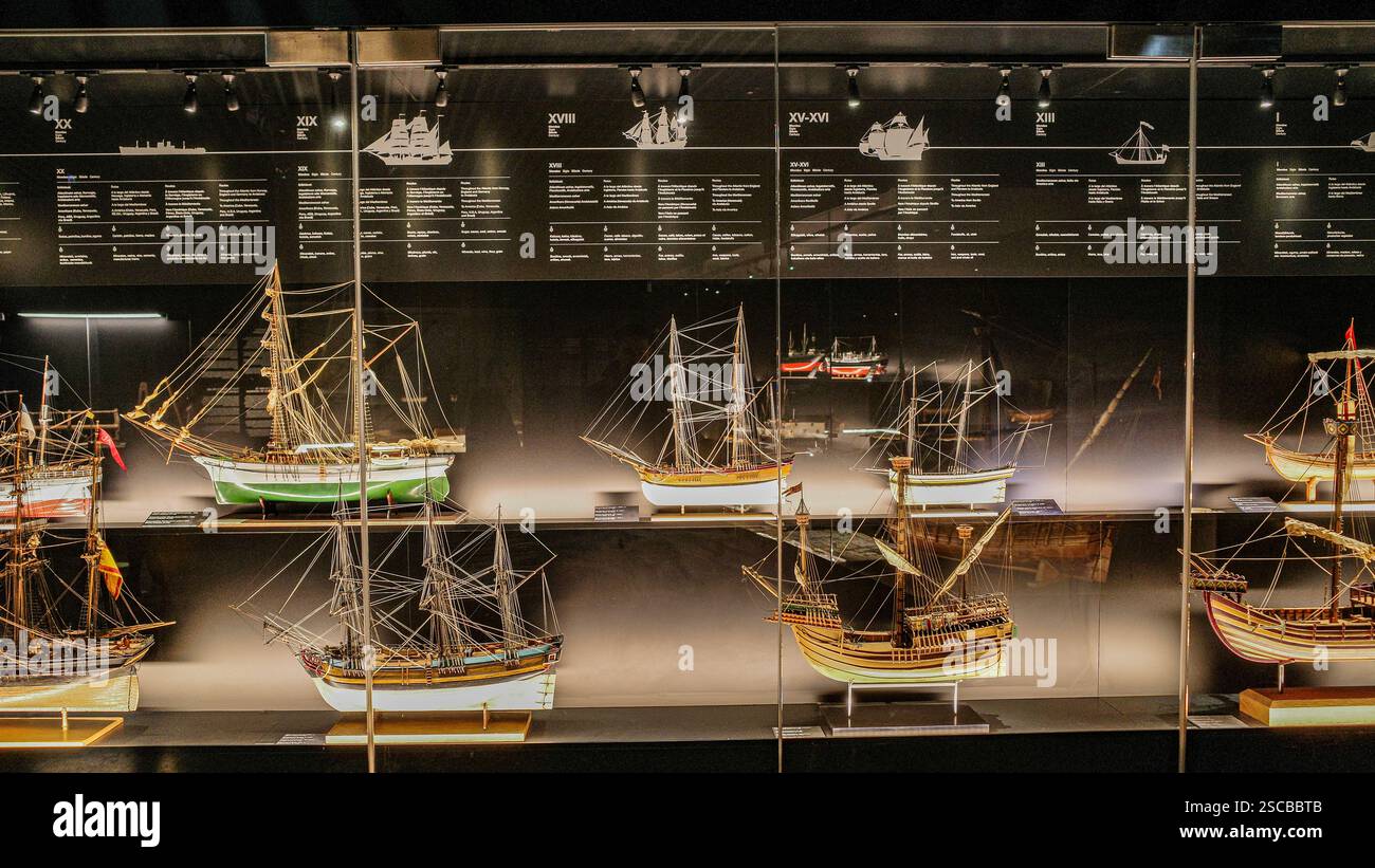 San Sebastián, Spagna - 26 gennaio 2025: Modelli di barche storiche in mostra nel museo dell'Acquario di San Sebastián Foto Stock