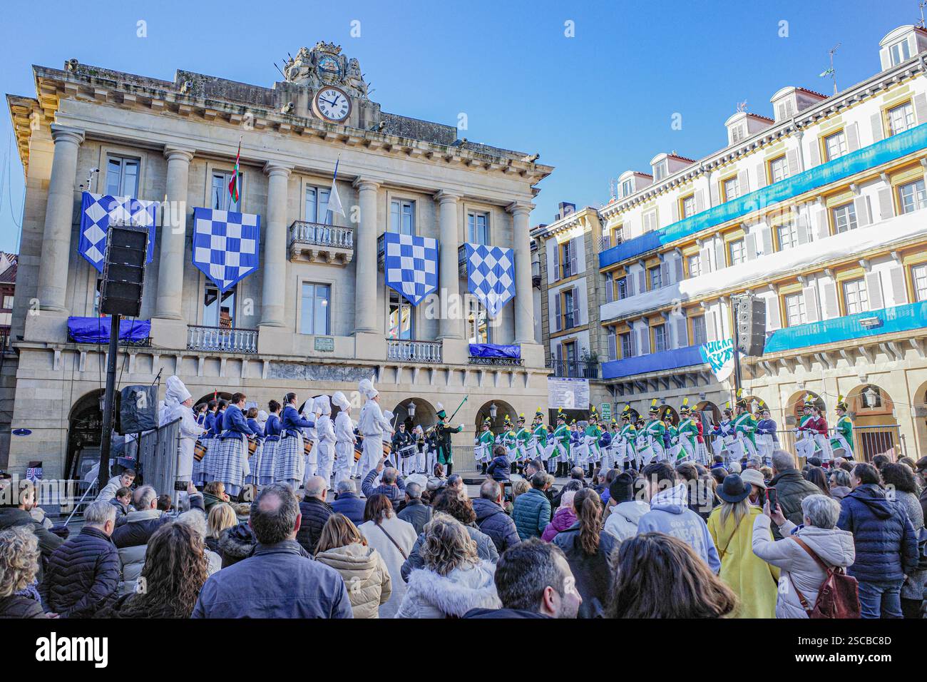 San Sebastián, Spagna - 19 gennaio 2025: Folle in Plaza Constitucion per la Tamborrada e il giorno di San Sebastiano Foto Stock