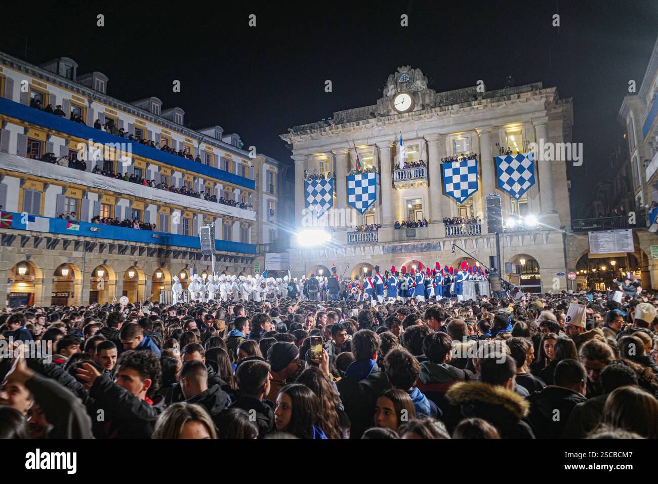 San Sebastián, Spagna - 19 gennaio 2025: Folle in Plaza Constitucion per la Tamborrada e il giorno di San Sebastiano Foto Stock