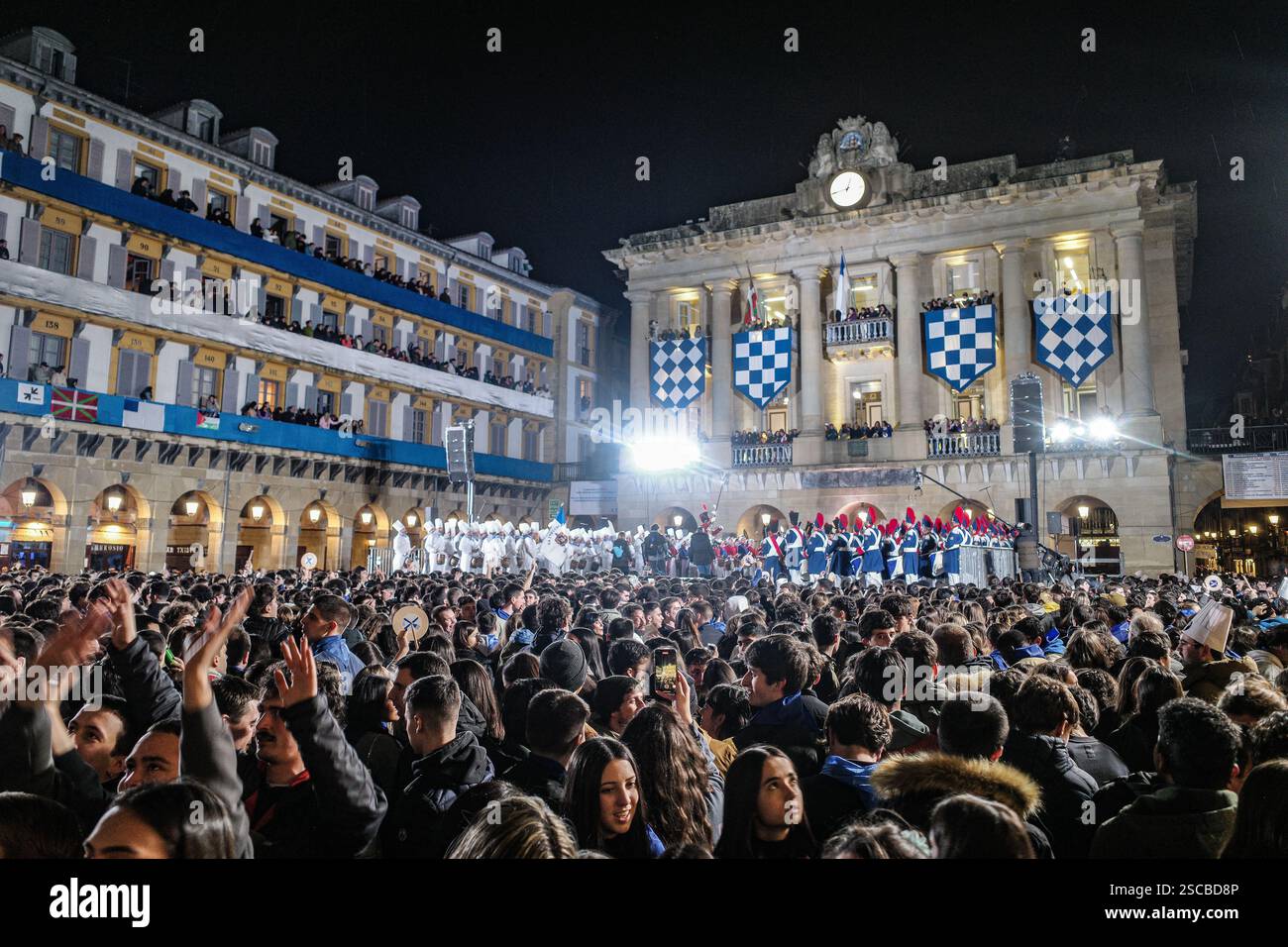 San Sebastián, Spagna - 19 gennaio 2025: Folle in Plaza Constitucion per la Tamborrada e il giorno di San Sebastiano Foto Stock