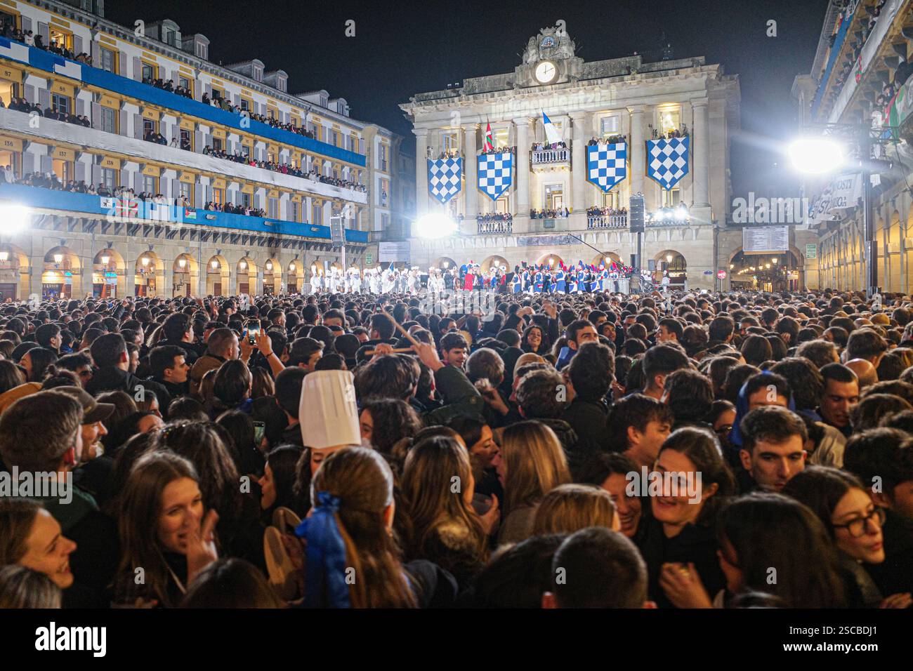 San Sebastián, Spagna - 19 gennaio 2025: Folle in Plaza Constitucion per la Tamborrada e il giorno di San Sebastiano Foto Stock
