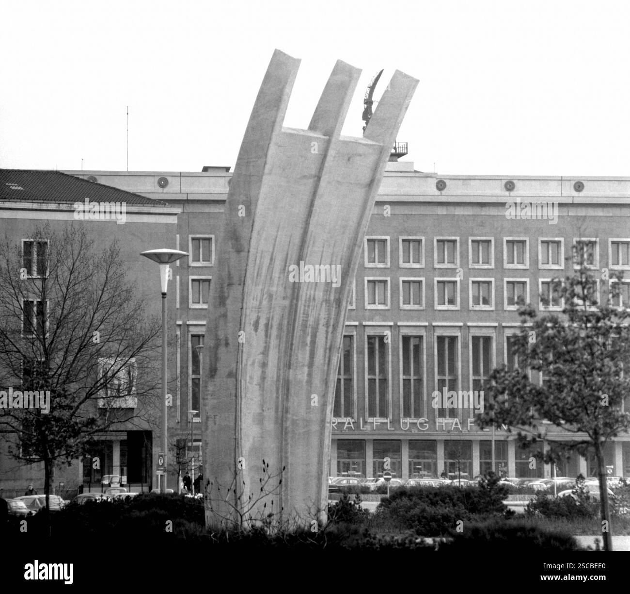 Airlift memorial nella parte anteriore del Berlino Tempelhof. Foto Stock