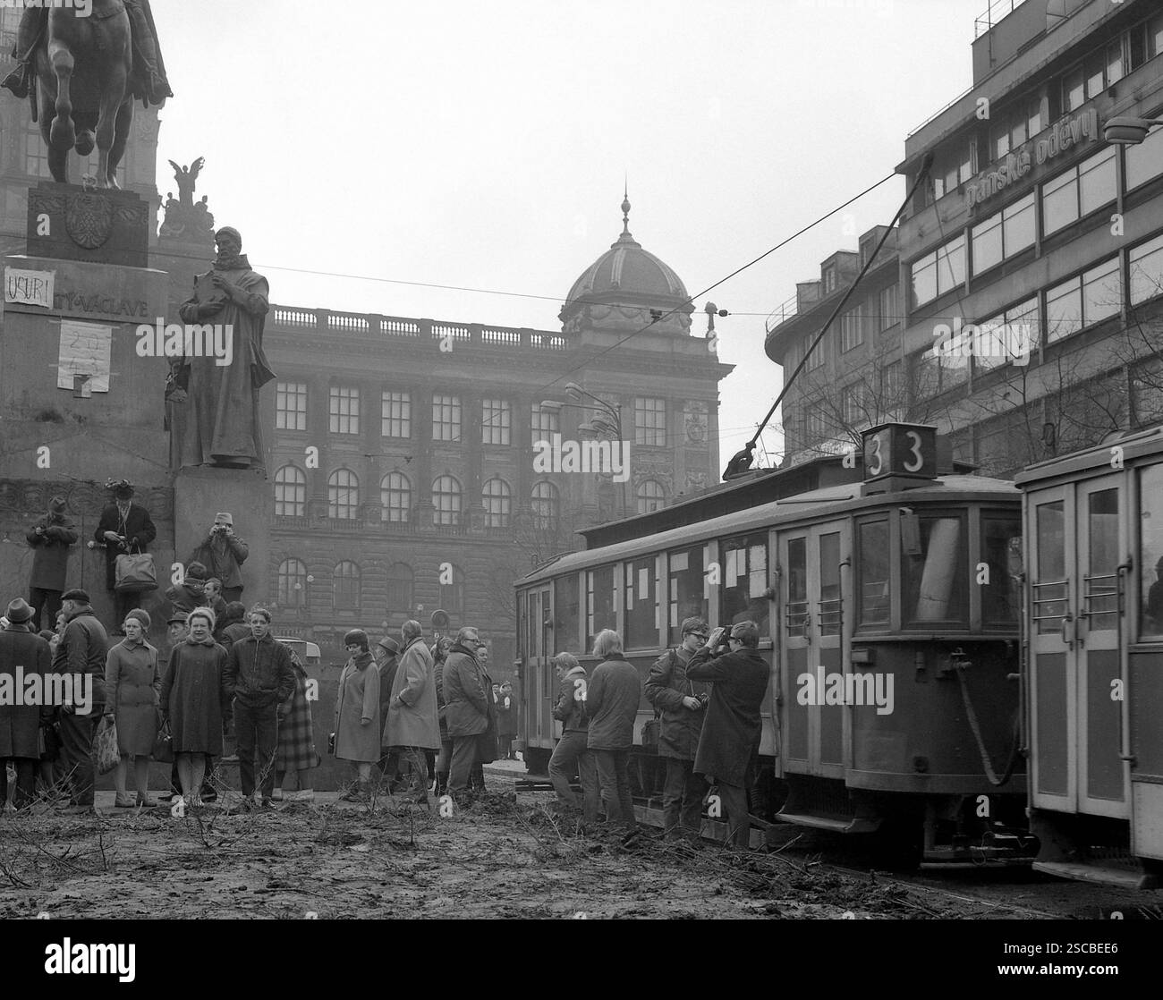 Tram e persone nel luogo in cui Jan Palach è morto di fronte al Museo Nazionale. Foto Stock Tram e persone nel luogo in cui Jan Palach è morto di fronte al Museo Nazionale. Foto Stock