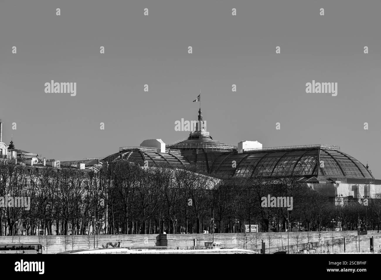Parigi, Francia - 24 gennaio 2022: Il Grand Palais des Champs-Elysees, il grande Palazzo, è un sito storico, una sala espositiva e un complesso museale situato in Foto Stock
