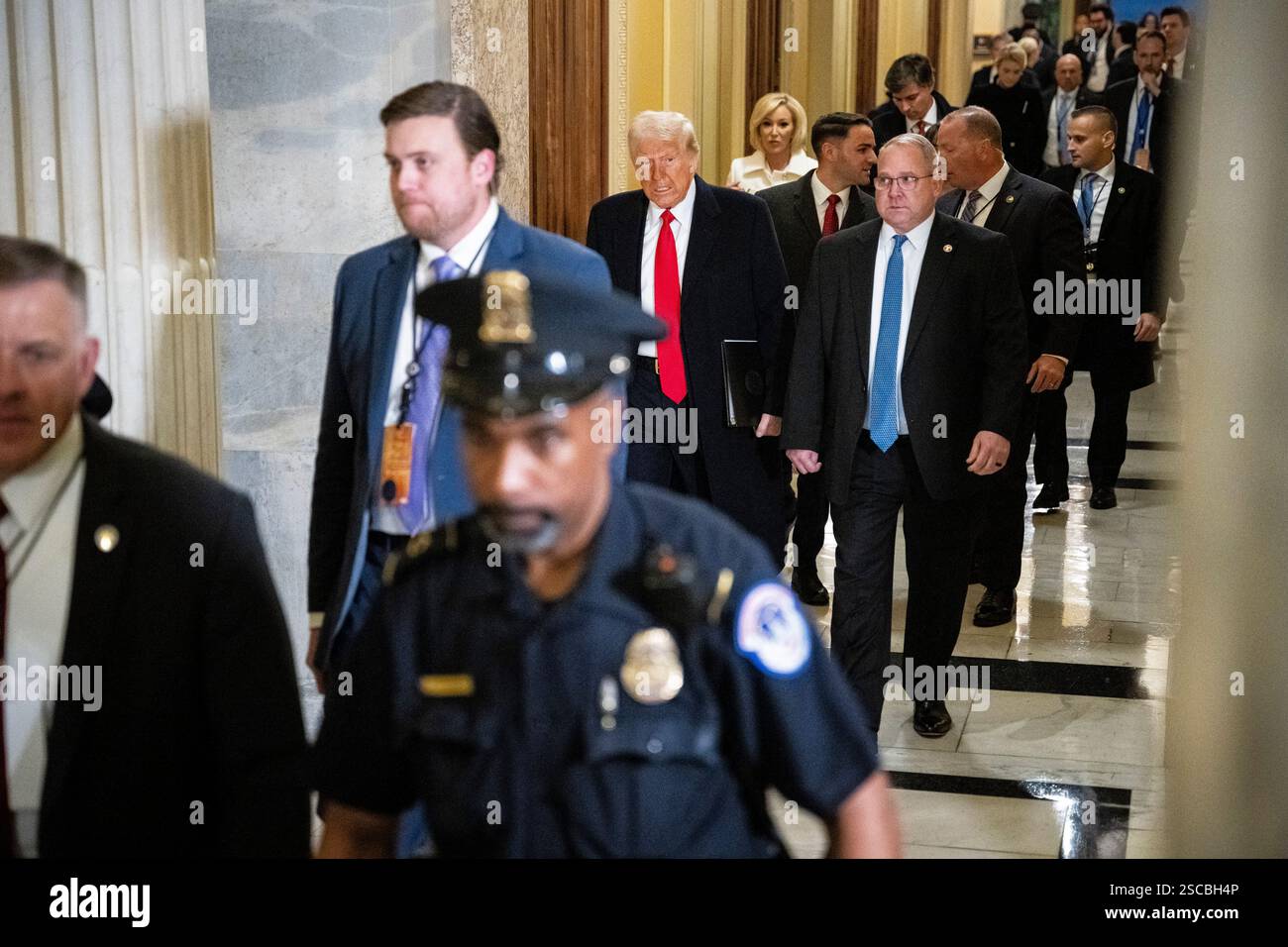 Il presidente degli Stati Uniti Donald Trump arriva al Campidoglio degli Stati Uniti prima della National Prayer Breakfast, a Washington, D.C., giovedì 6 febbraio, 2025. (Graeme Sloan/Sipa USA) Foto Stock