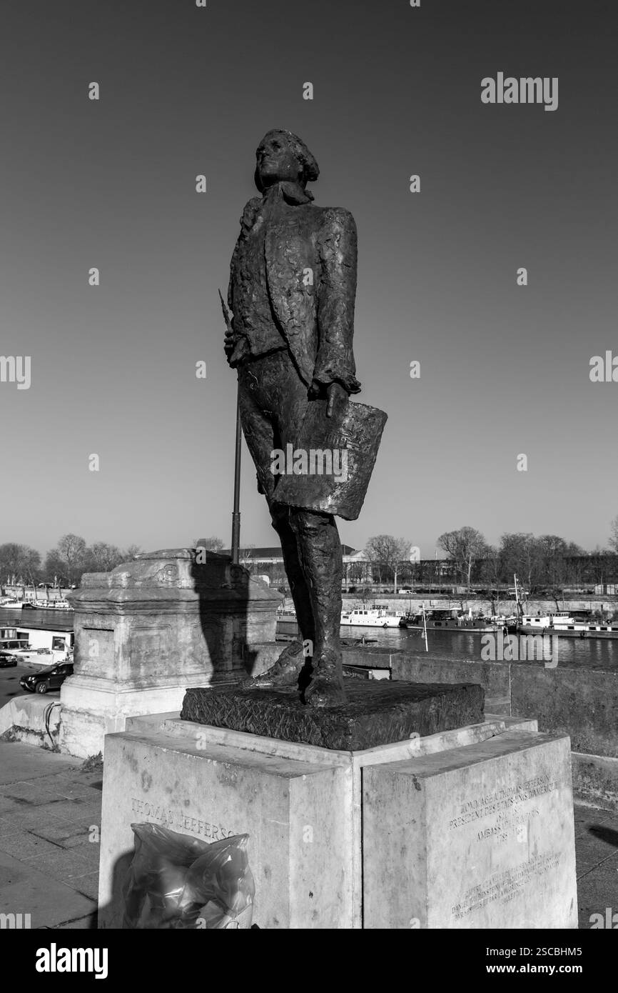 Parigi, Francia - 24 gennaio 2022: Statua in bronzo di Thomas Jefferson, terzo presidente degli Stati Uniti, situata nel VII Arrondissement di Parigi, Franc Foto Stock