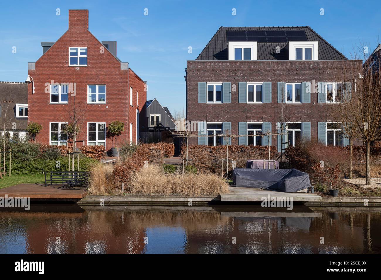 Nuovi e moderni edifici residenziali lungo il canale nel quartiere di Vathorst in Amersfoort. Foto Stock